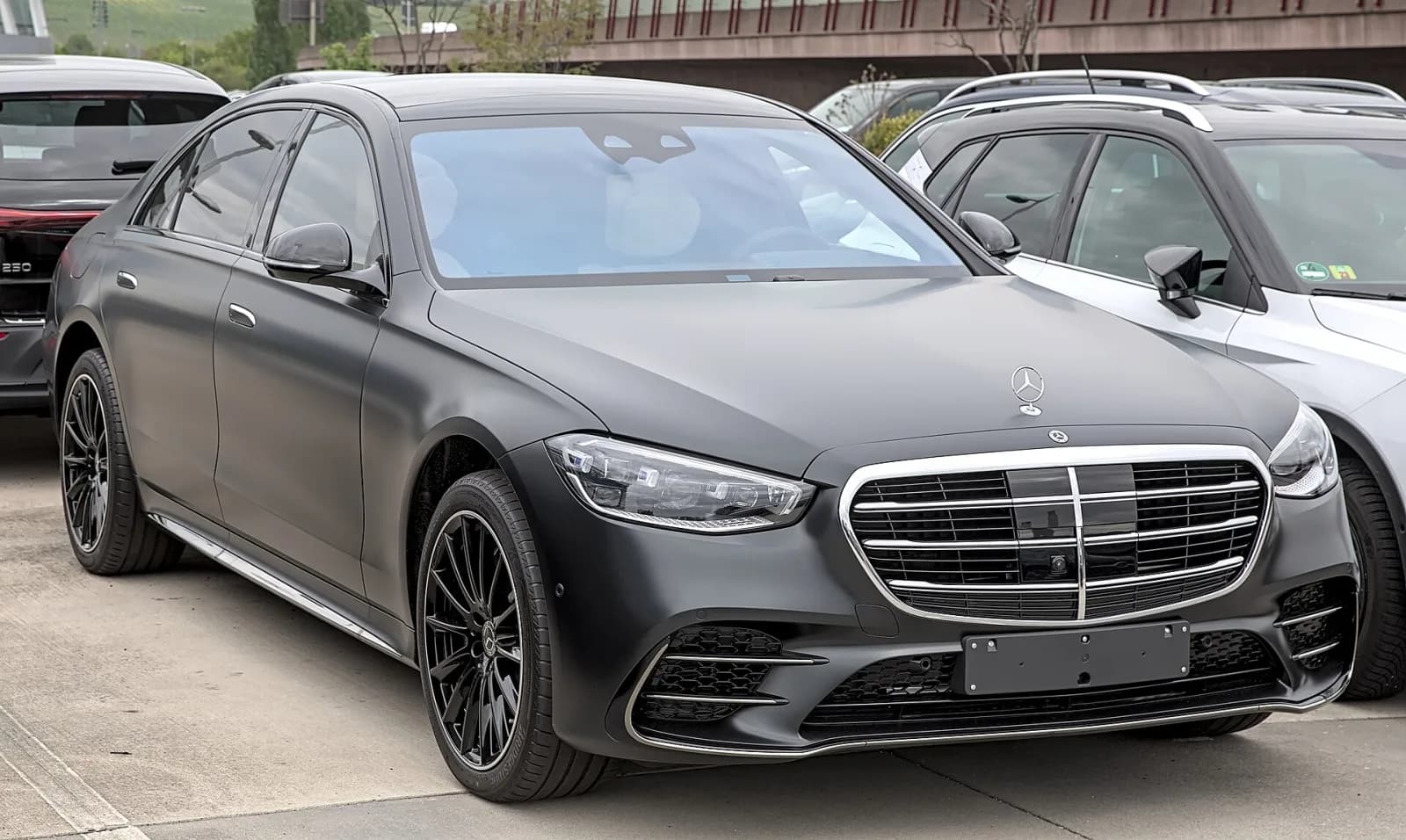Executive sedan, photo 1 of 2