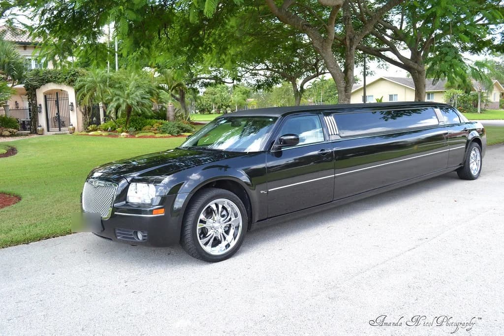Stretch limousine, photo 1 of 3